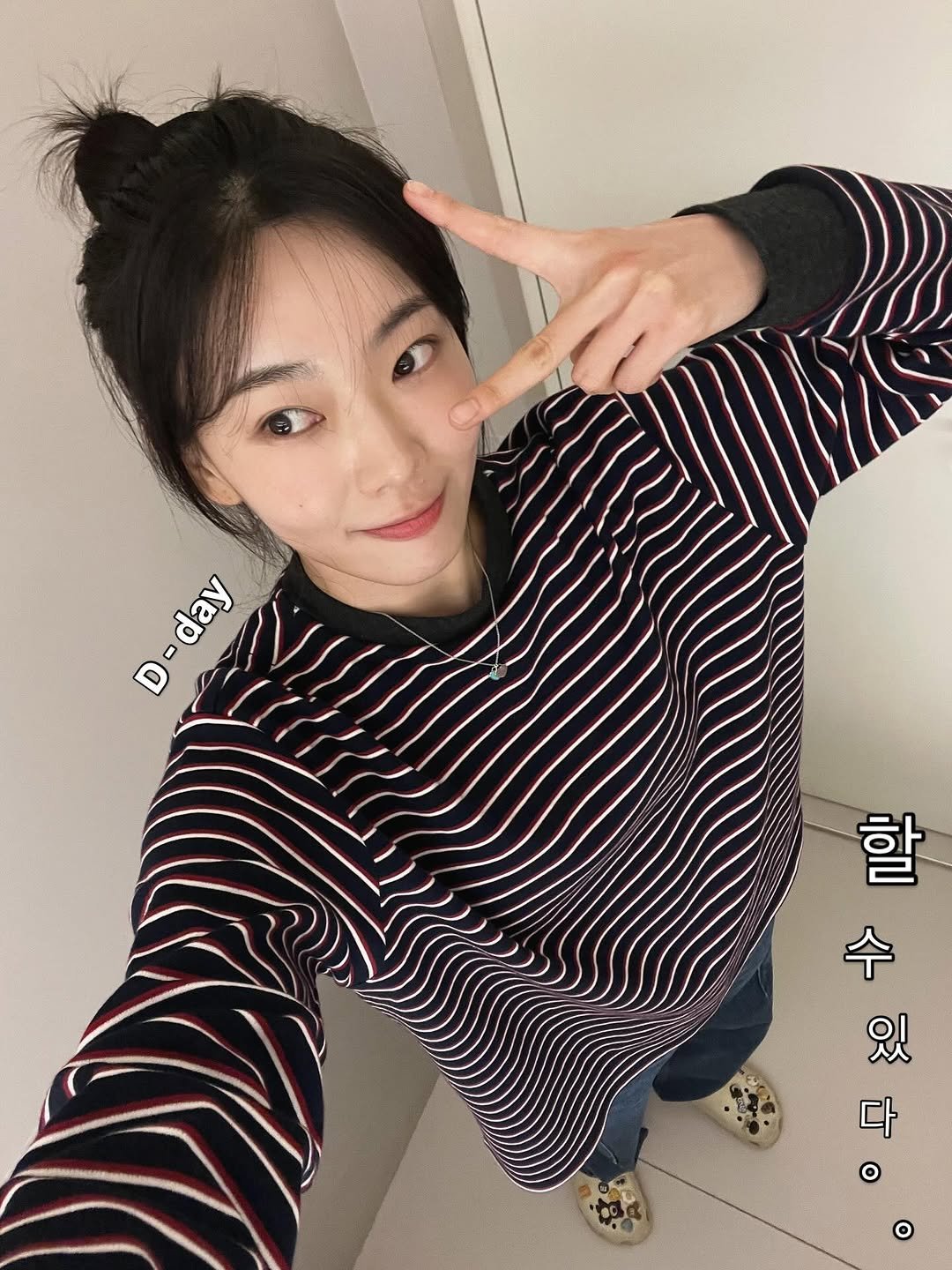 Photo shared by 방은정  BANG EUN JEONG on October 01, 2025 tagging @ooowl.official. May be a selfie of 1 person, bangs, top, sweatshirt and text that says 'D-day 할 수 열리 다 있'.