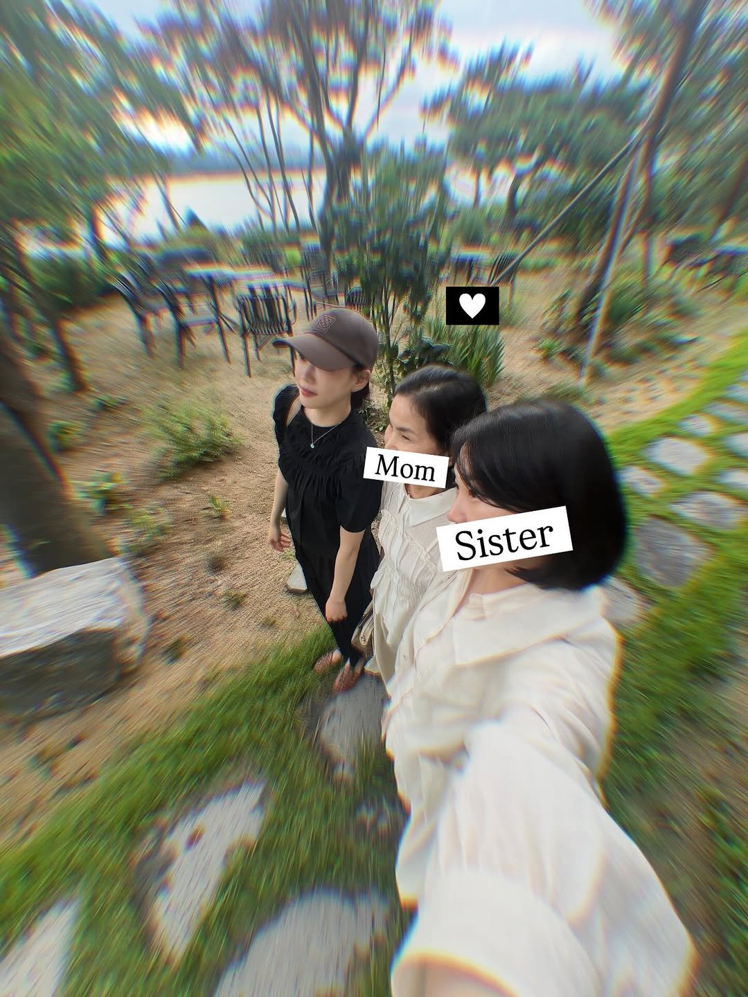 Photo by 방은정  BANG EUN JEONG on September 04, 2025. May be an image of 2 people, park and text that says 'Mom Sister'.