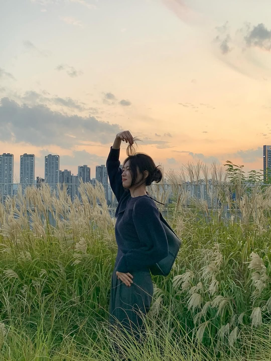 Photo shared by 방은정  BANG EUN JEONG on September 29, 2025 tagging @zerostreet_korea. May be an image of 1 person, baby's-breath, twilight, grass and text.