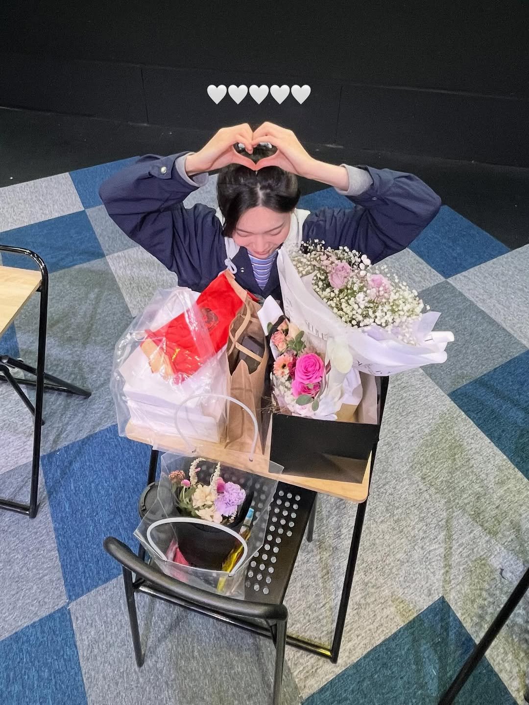 Photo by 방은정  BANG EUN JEONG on October 16, 2025. May be an image of heart, baby's-breath and text.