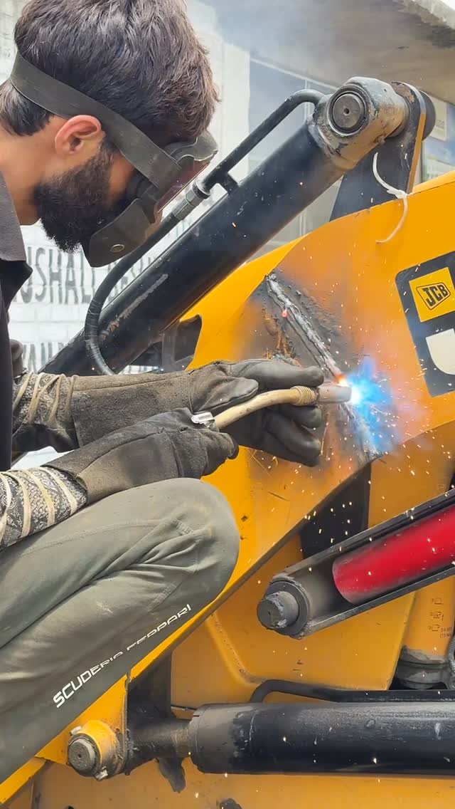 bhatengineeringworks 게시물 이미지: Crack loader Arm 🫣 @bhatengineeringworks ...