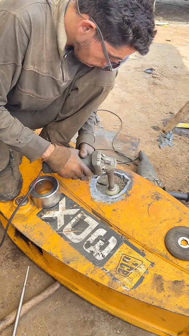 bhatengineeringworks 게시물 이미지: Jcb dipper sleeve replacement | new Model...