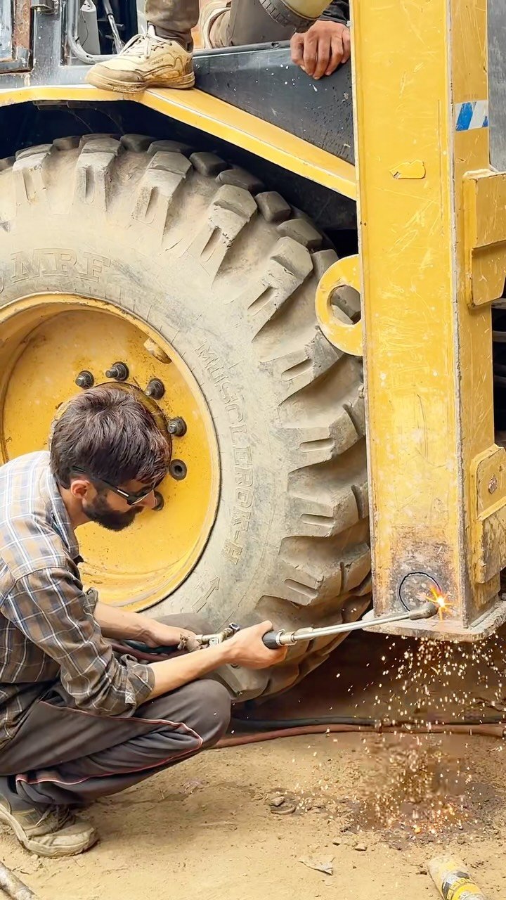 bhatengineeringworks 게시물 이미지: Cat stabiliser 👍#jcb #cat  #construction...