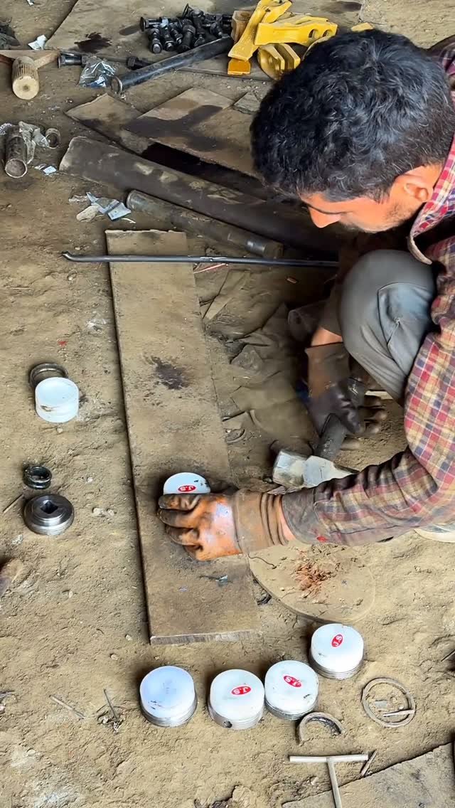 bhatengineeringworks 게시물 이미지: Jcb stabiliser adjuster pads...