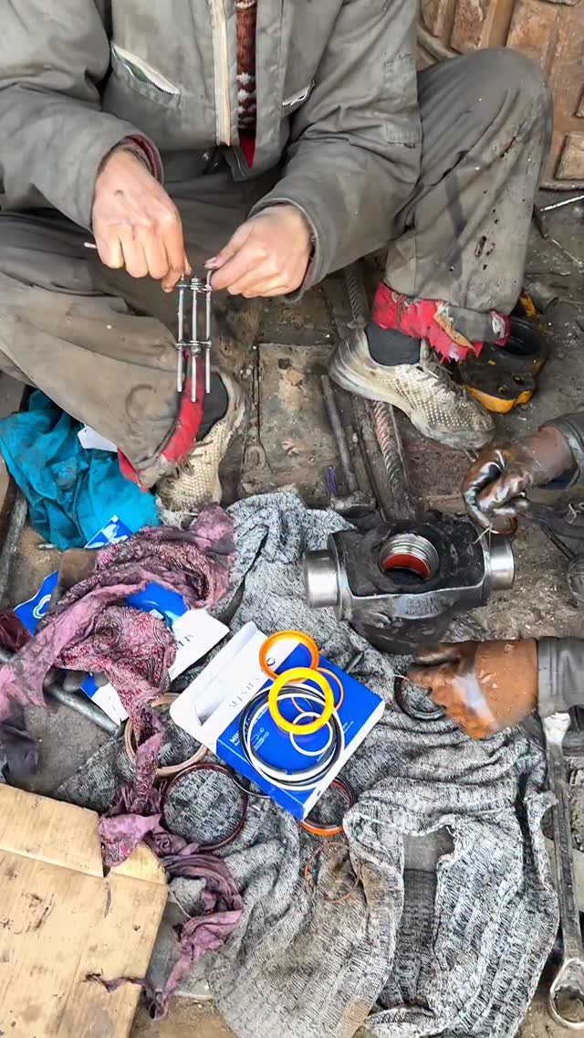 bhatengineeringworks 게시물 이미지: Hydraulic seal kit replacing device...