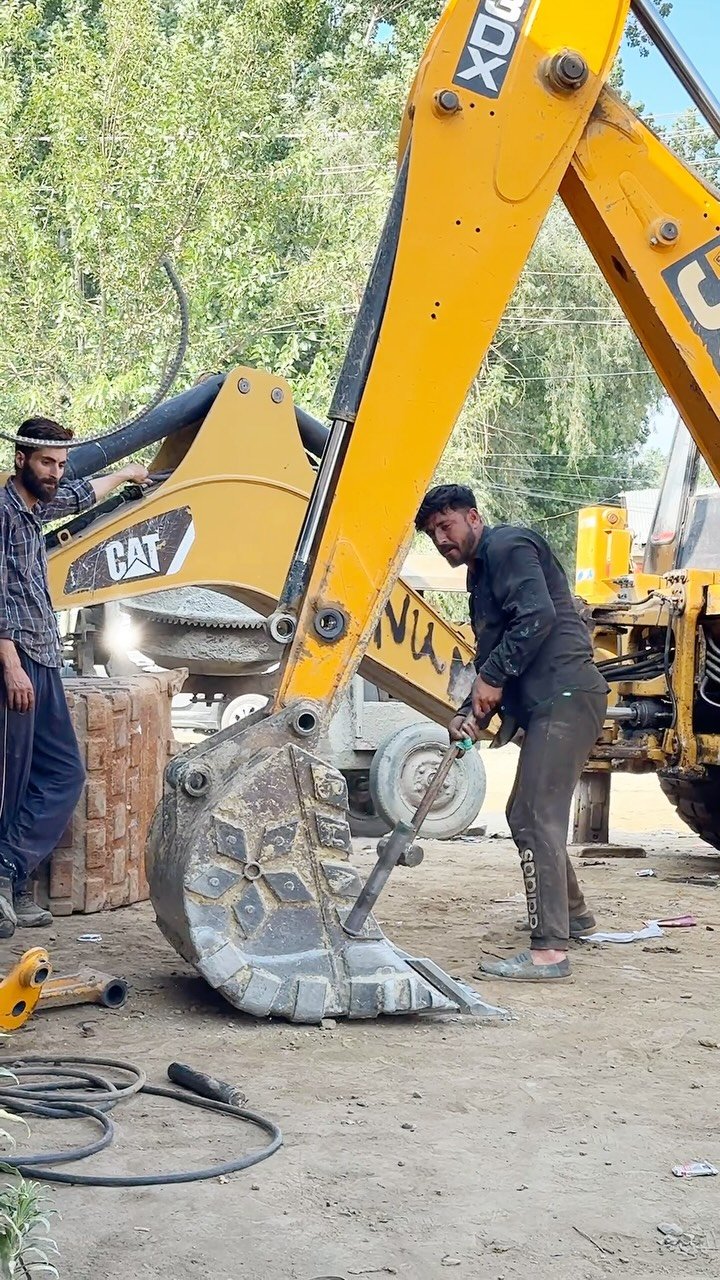 bhatengineeringworks 게시물 이미지: Daya Jcb Bucket Thod Dyy 😁😁😁...