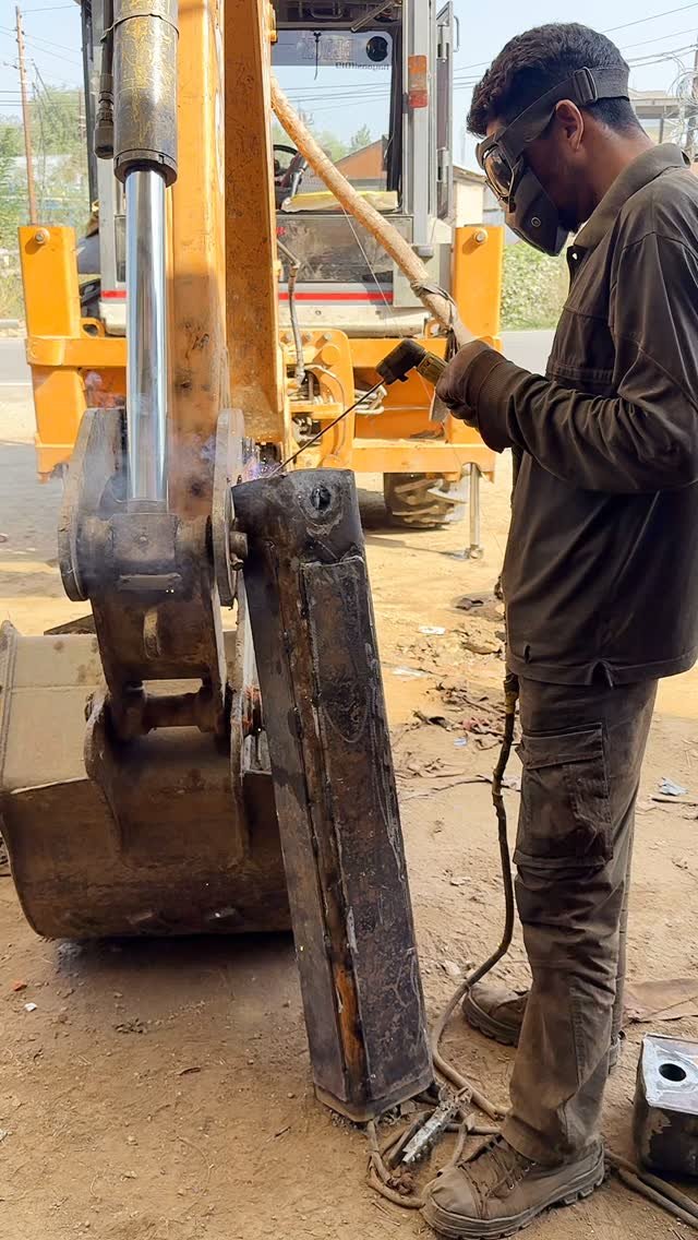 bhatengineeringworks 게시물 이미지: Welder Life ✌️🧑‍🏭 @bhatengineeringworks...