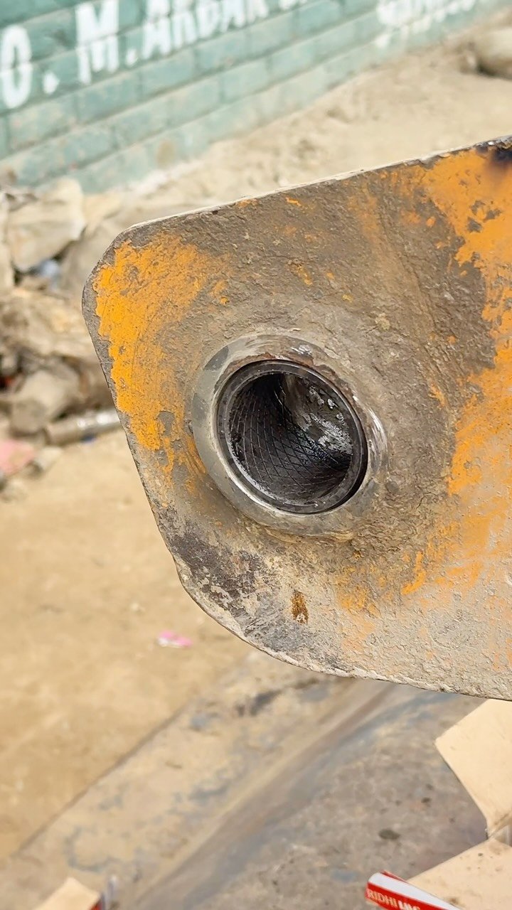 bhatengineeringworks 게시물 이미지: Jcb loader arm  bush bush replaced with jcb...