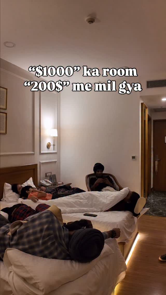 bhattinaviii 게시물 이미지: When You found Cheap room with Free Entertainment 😂