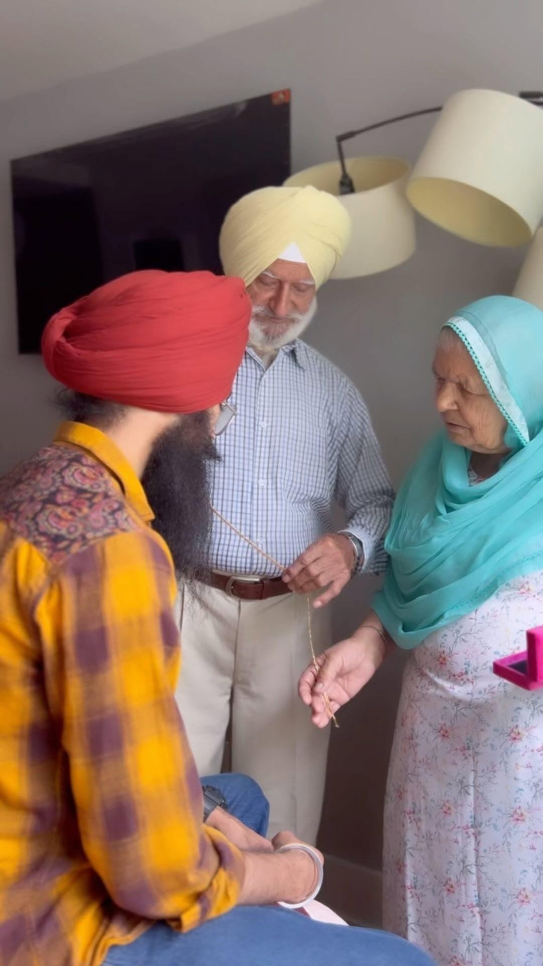 bhattinaviii 게시물 이미지: Bibi -Bapu da pyar ❤️🇨🇦🤙🇺🇸

#fyp #7SARDAR...