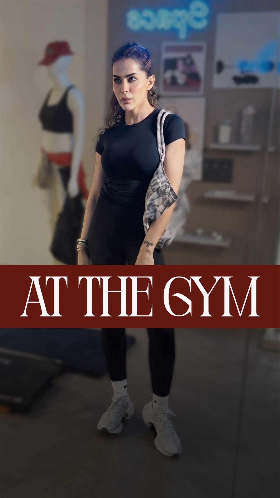 bhavna555 게시물 이미지: Gym ki photos weird aa rahi hain?
Shayad issue...