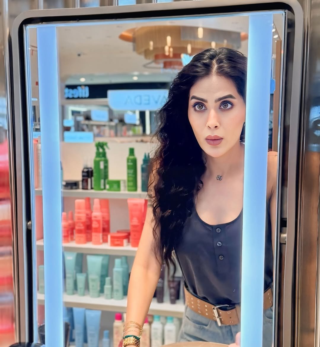 Photo by Bhavana Singh on August 22, 2025. May be an image of 1 person, hair, makeup, refrigerator, display case, vending machine and text that says 'seolil AEEV 정큐의 đ€'.