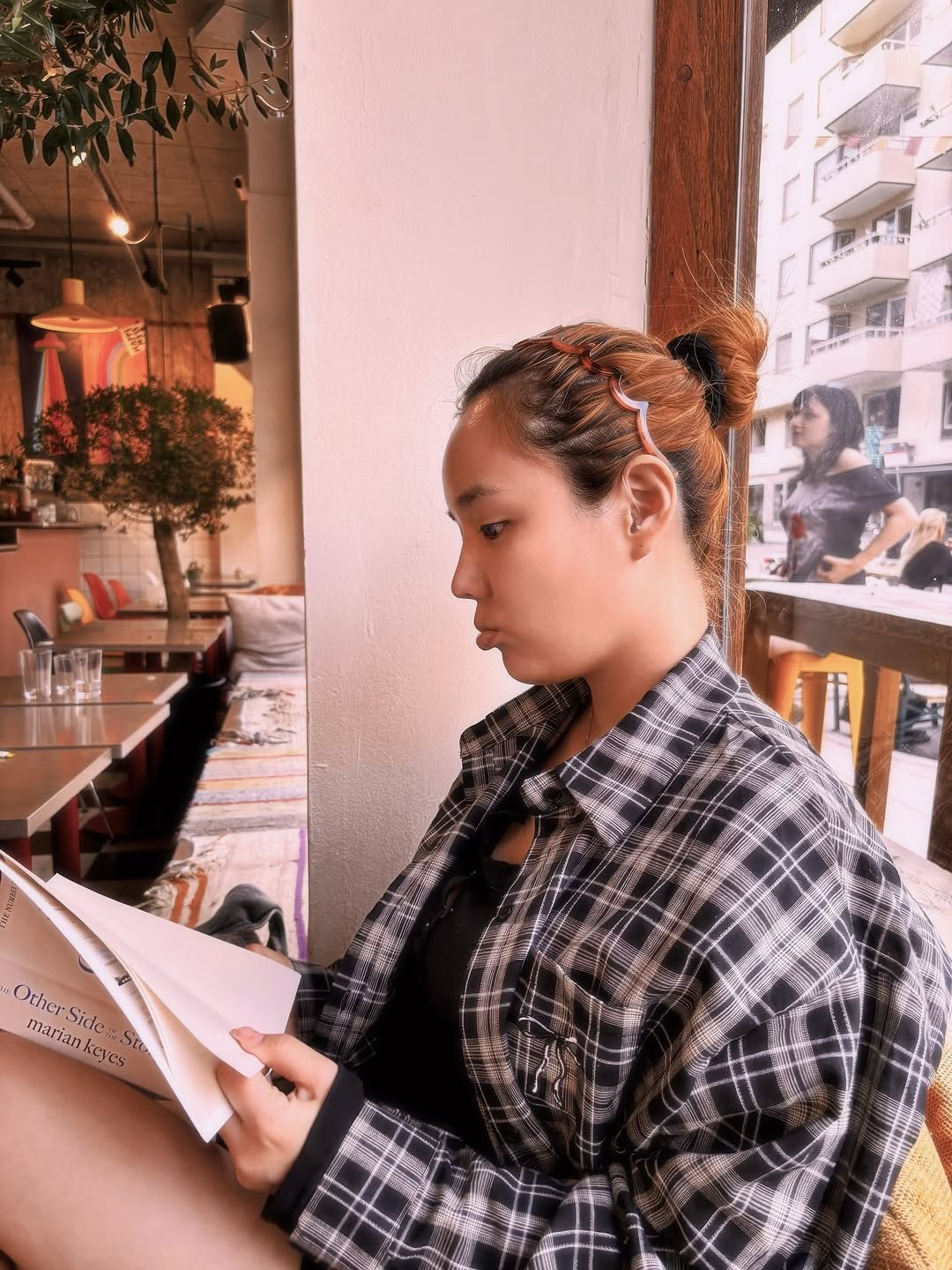 Photo by 은수좋은날 | EUNSOO on August 14, 2025. May be an image of 2 people, people studying, bath robe, book, flannel, newspaper and text.