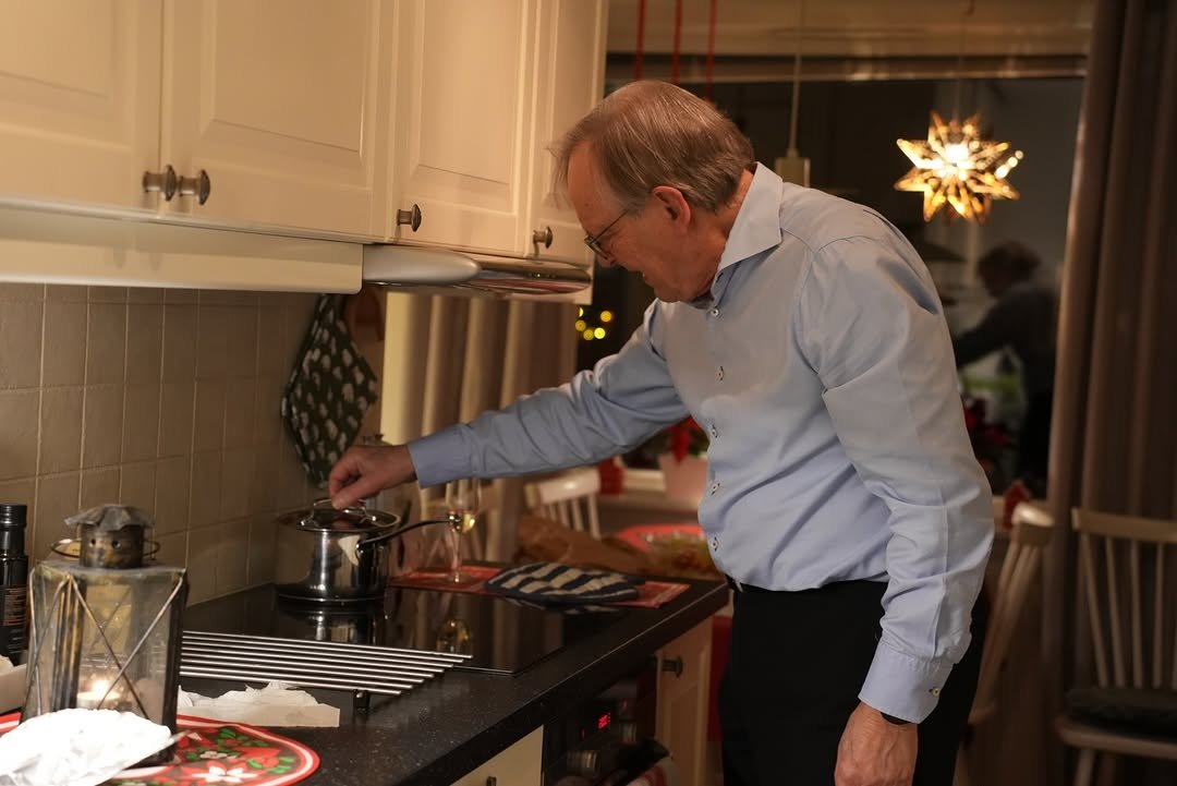 Photo by 은수좋은날 | EUNSOO on December 28, 2025. May be an image of range hood, stove, refrigerator, microwave, cooker, spatula, kitchen and text.