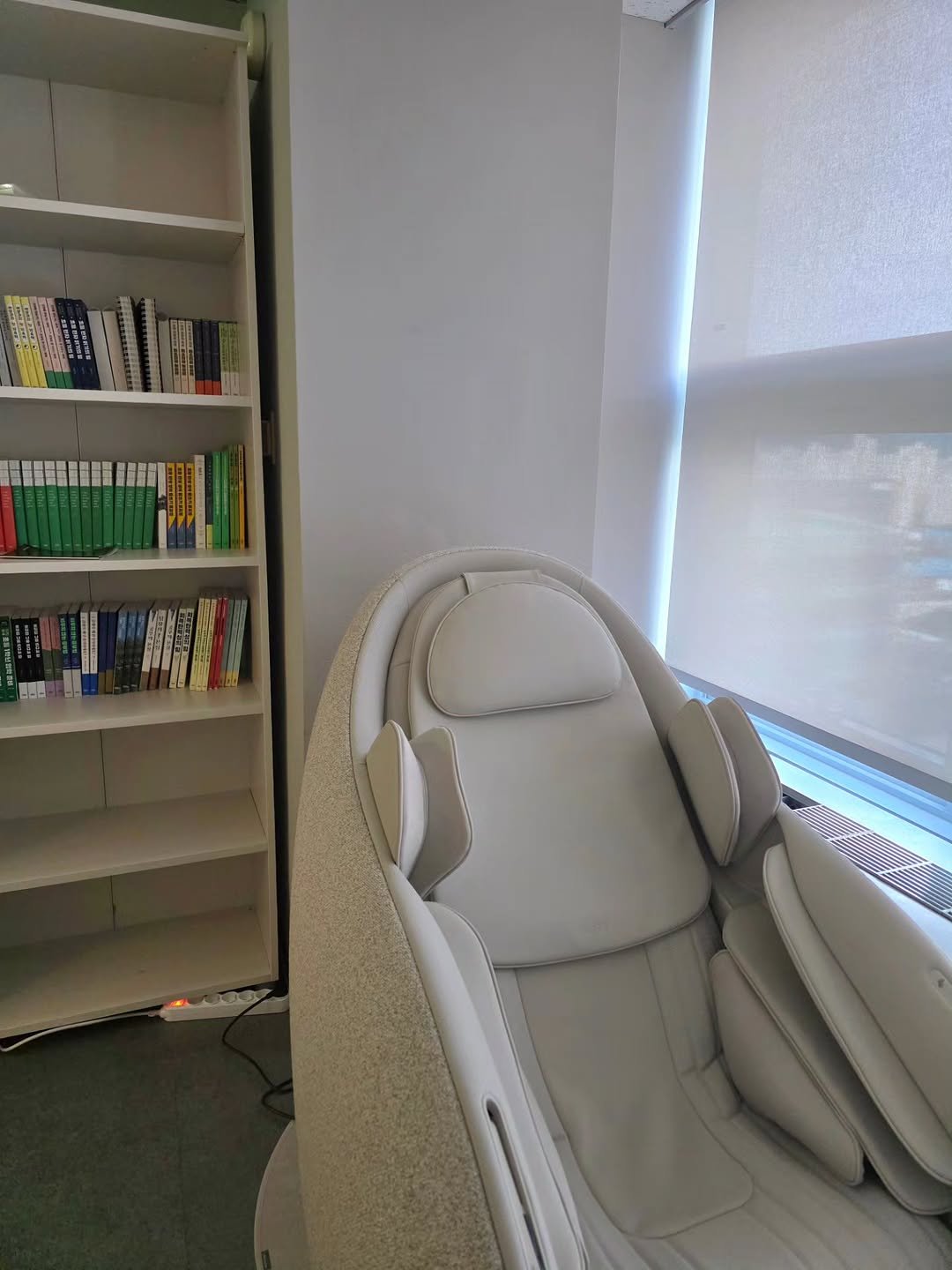 Photo by 빅피시 on September 26, 2025. May be an image of armchair, recliner, chair, chaise lounge, indoors, office and text.