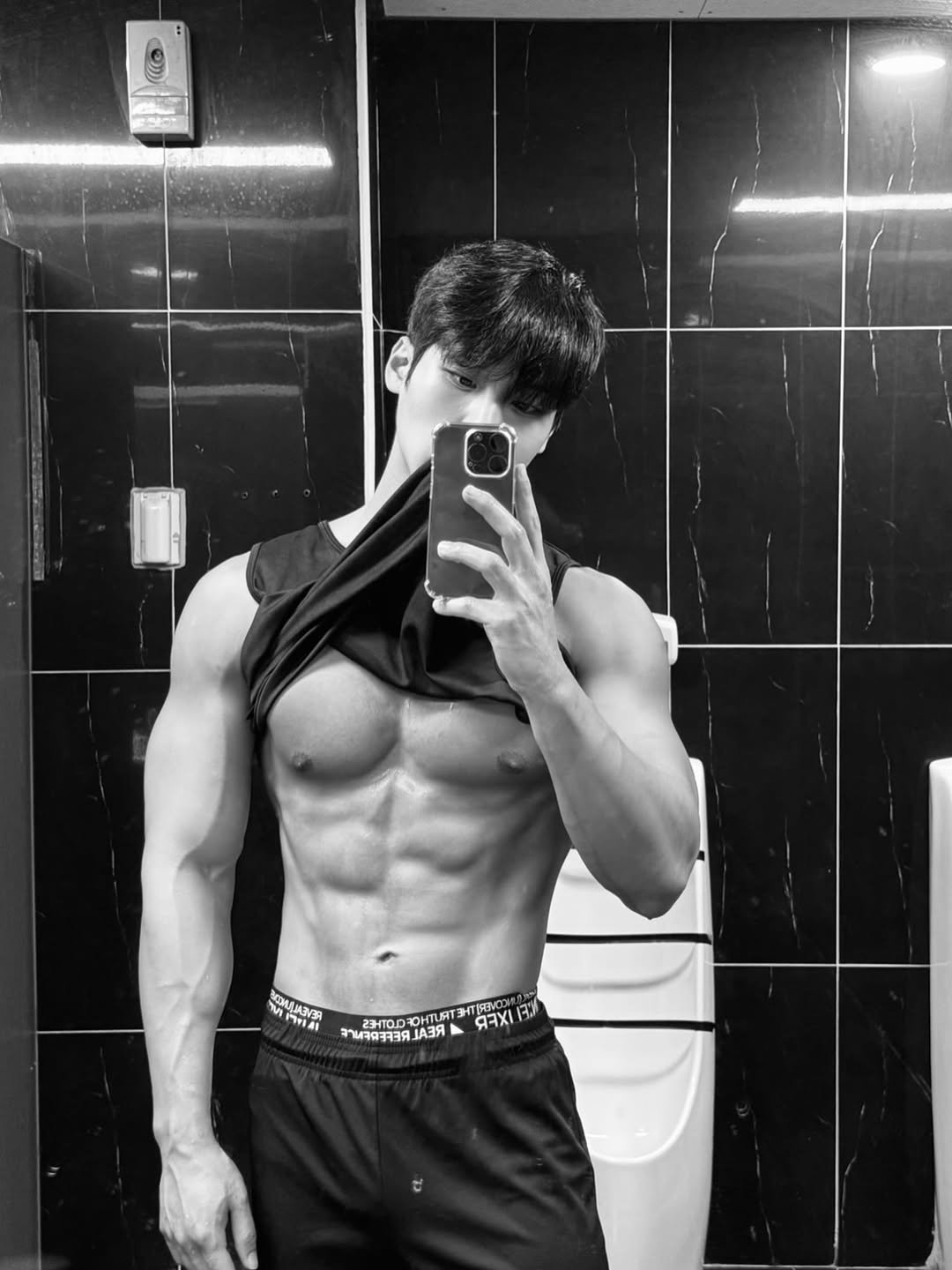 Photo by 지 우 on August 01, 2025. May be a black-and-white image of 1 person, biceps, body building and text.