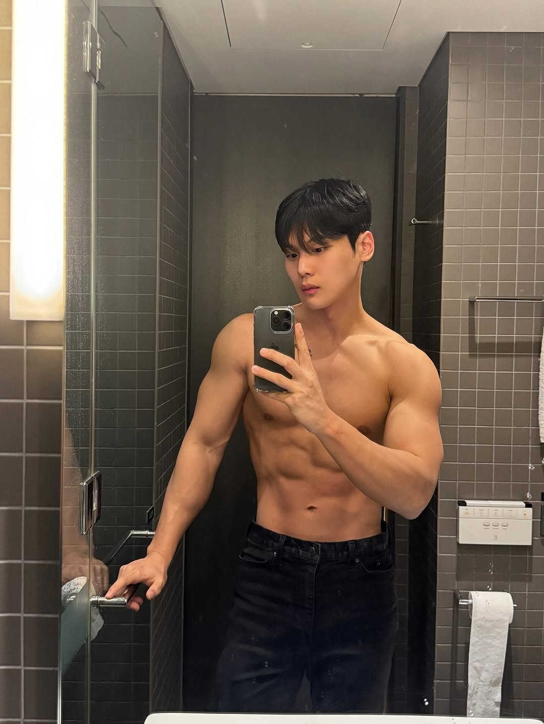 Photo by 지 우 on October 04, 2025. May be an image of one or more people, biceps and mirror.