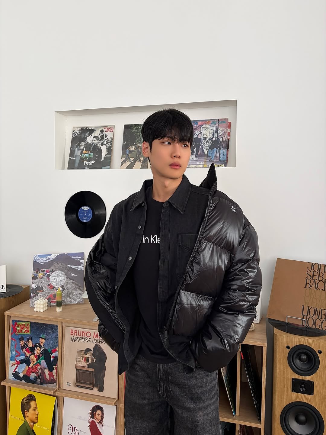 Photo by 지 우 on October 27, 2025. May be an image of overcoat, goosedown coat, duffle coat, jacket, turtleneck, parka, sweatpants and text.