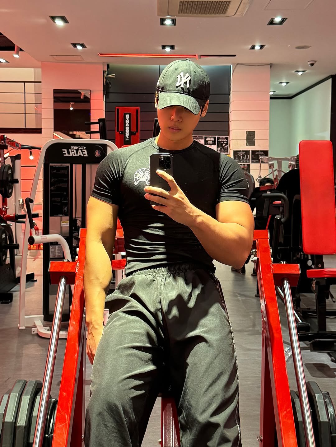 Photo by 지 우 on November 28, 2025. May be a selfie of one or more people, biceps, mirror, sportswear and sweatpants.