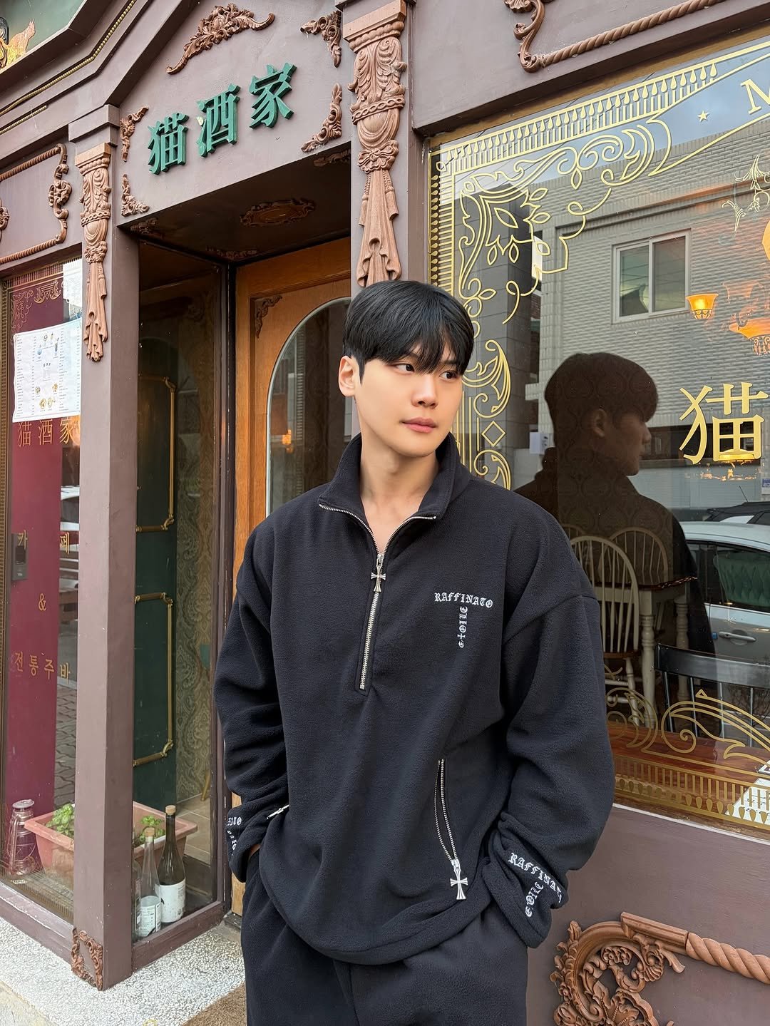 Photo shared by 지 우 on December 07, 2025 tagging @raffinato.etoile, and @raff.training.club. May be an image of duffle coat, goosedown coat, parka and sweatpants.