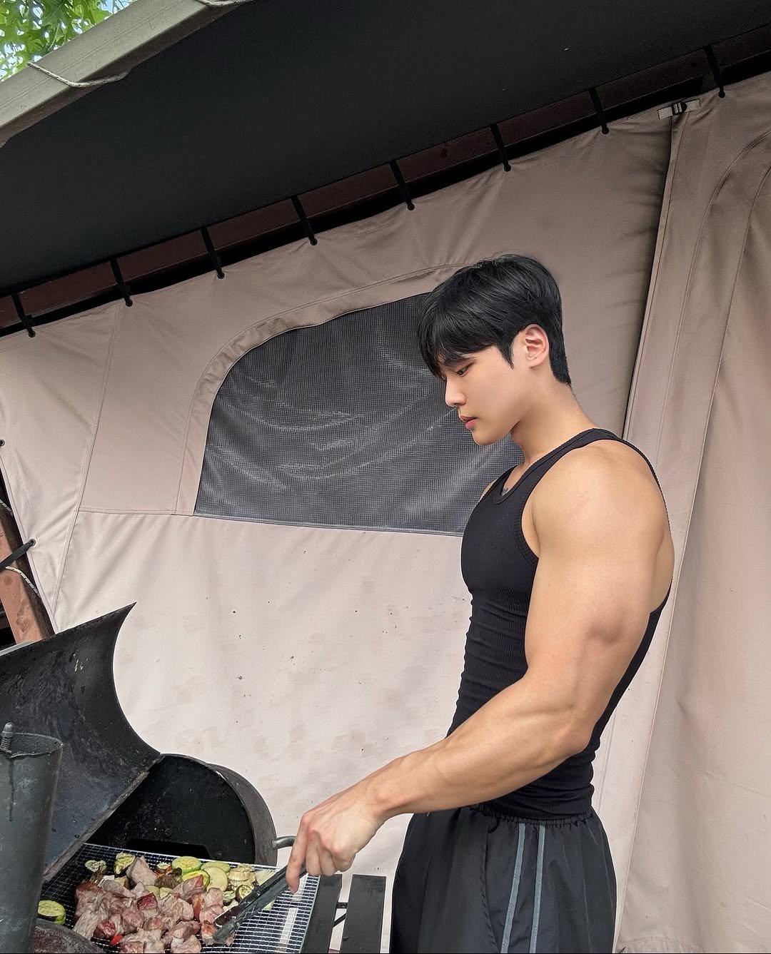 Photo by 지 우 on August 28, 2025. May be an image of 1 person, biceps, body building, steak, grill, skewer and text.