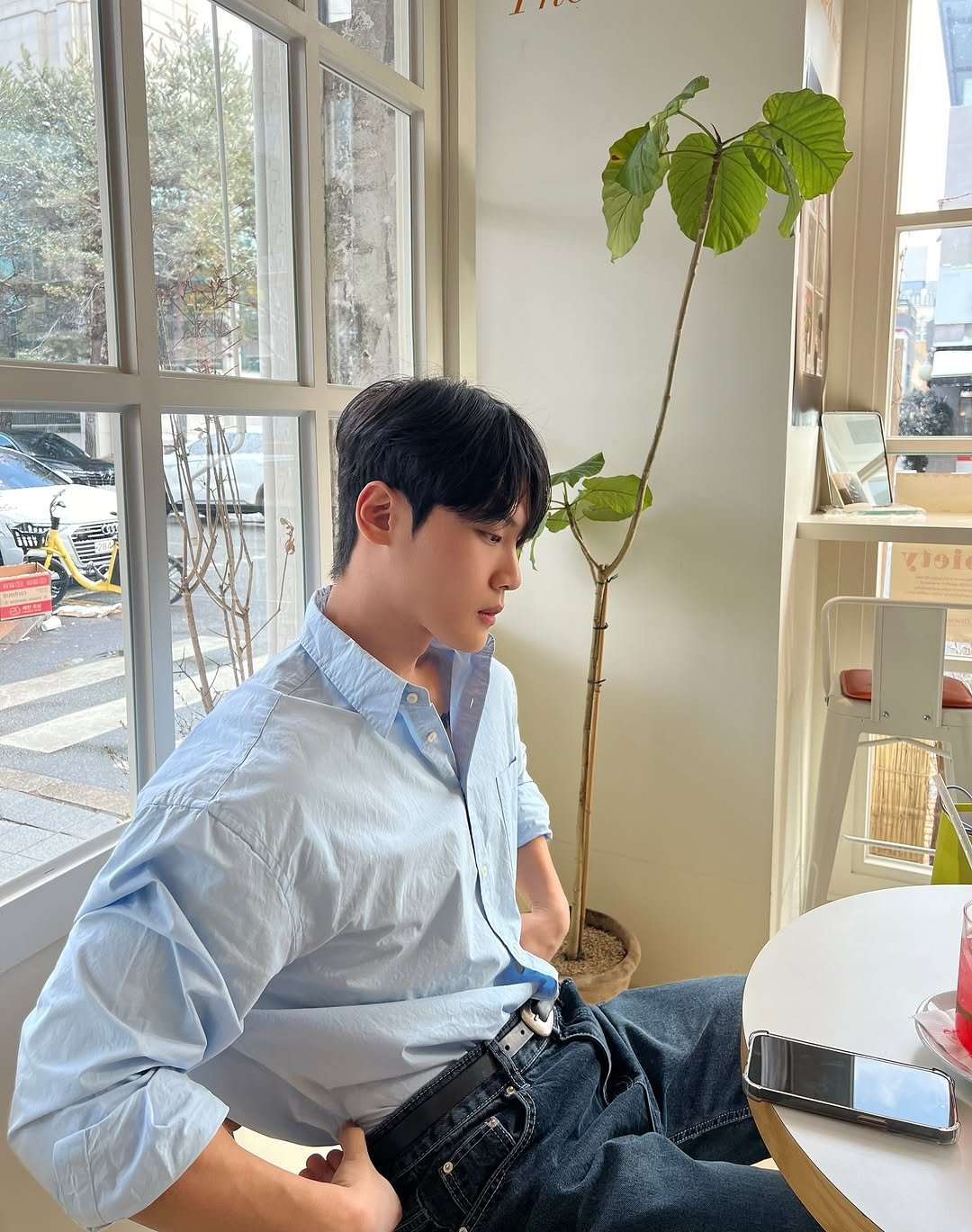 Photo by 지 우 on September 24, 2025. May be an image of 1 person, cornflower and text.