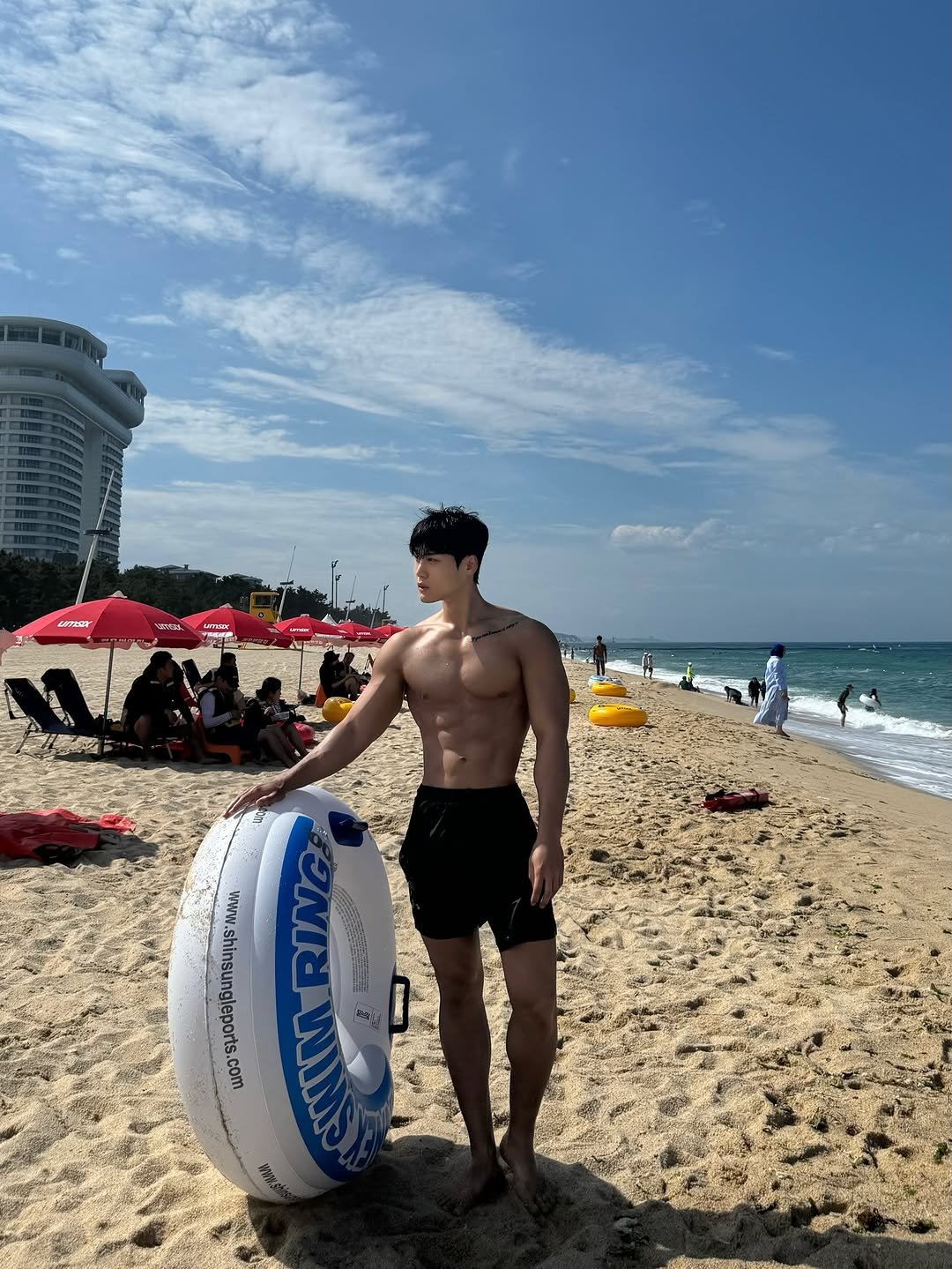 Photo by 지 우 on August 18, 2025. May be an image of 6 people, beach ball, beach and text.