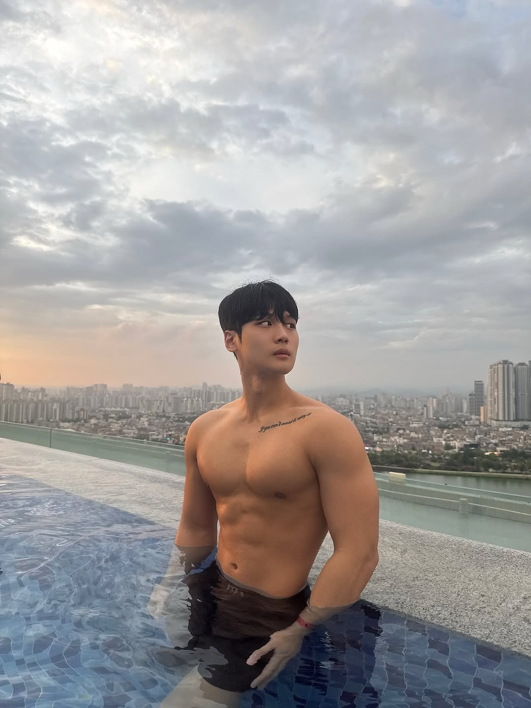 Photo by 지 우 on August 05, 2025. May be an image of 1 person, biceps, pool, outdoors and text.