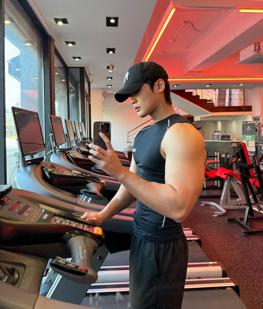 Photo by 지 우 on November 05, 2025. May be an image of one or more people, biceps, treadmill, mirror and text.