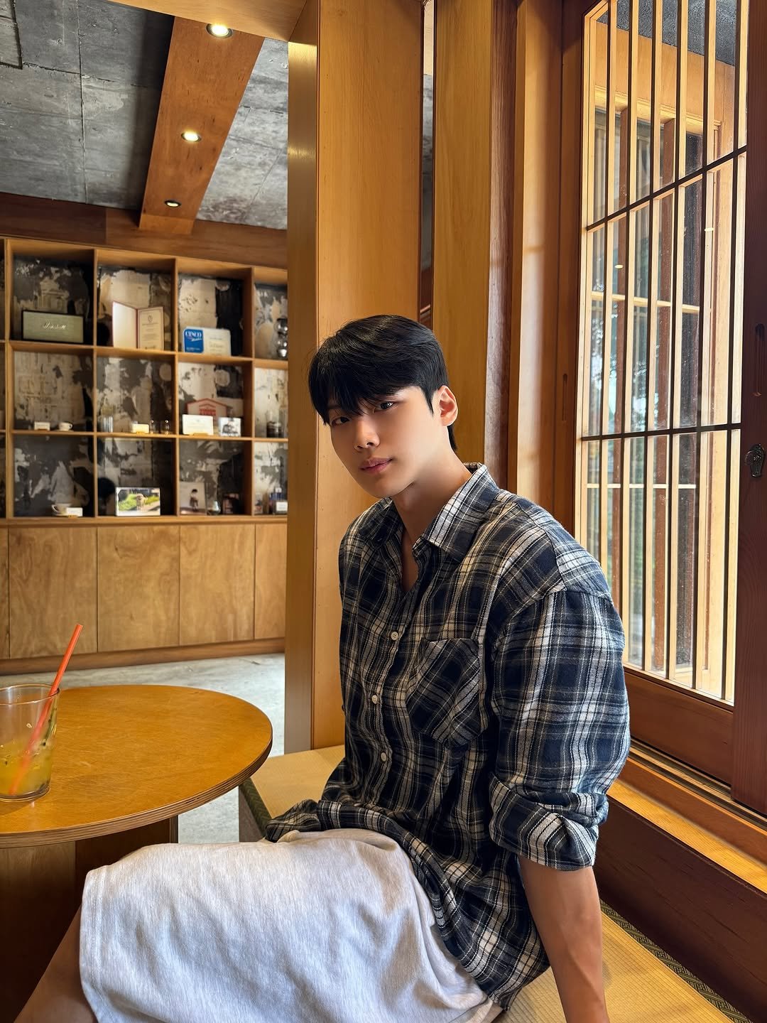Photo by 지 우 on September 18, 2025. May be an image of 1 person, sweatpants, cornflower and text.