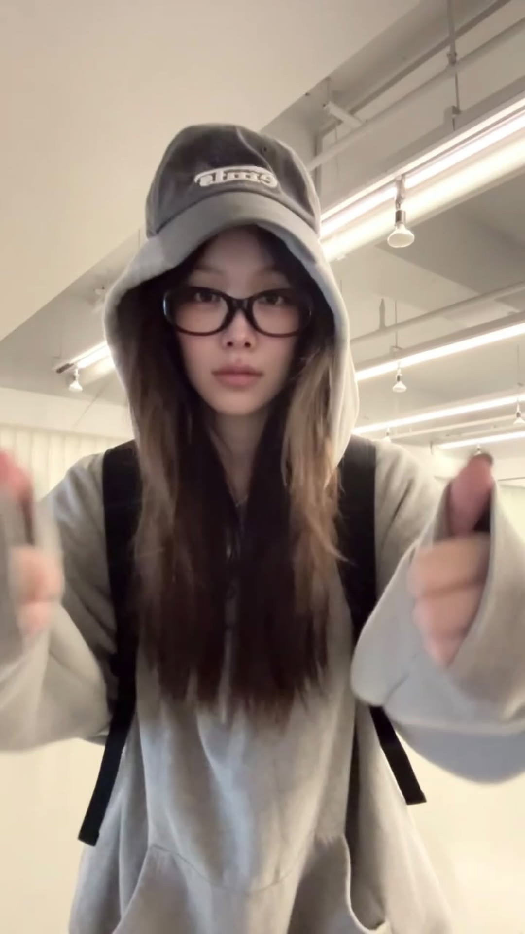 billlie.official 게시물 이미지: 모자 떨어진 거 모르는 신난 바보 #SUHYEON #수현 #Billlie #빌리