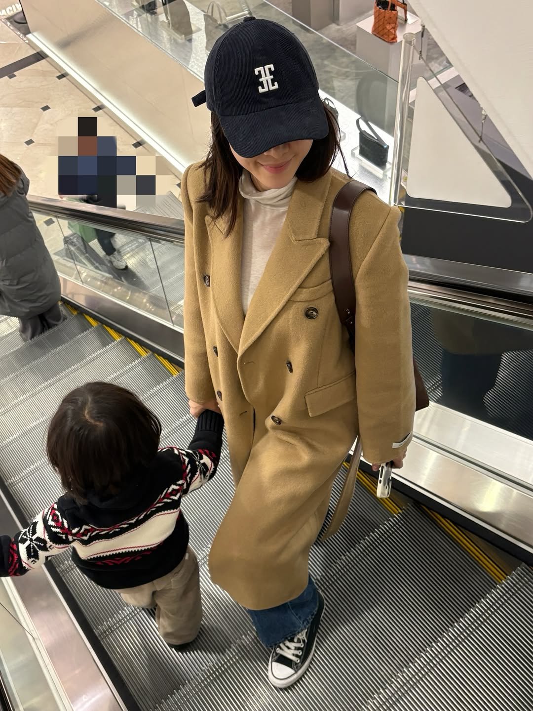 Photo by 이수빈, 빈주미 💕 on December 20, 2025. May be an image of child, duffle coat, hat, overcoat, sling, parka and text that says 'CIM EE 7r JL'.