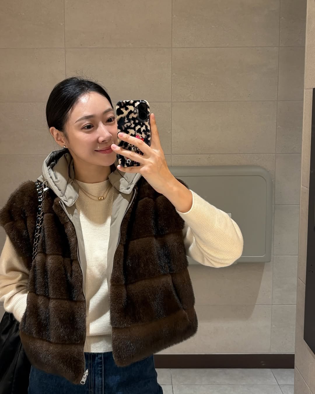 Photo by 이수빈, 빈주미 💕 on November 03, 2025. May be a selfie of sable coat, duffle coat, goosedown coat, jacket, vest, parka, turtleneck and text.