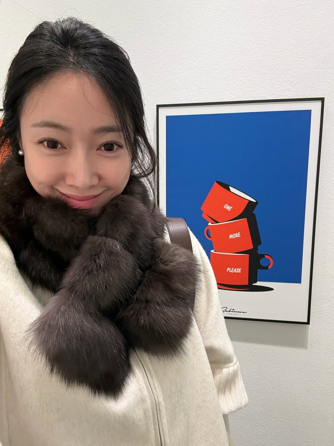 Photo by 이수빈, 빈주미 💕 on December 23, 2025. May be pop art of duffle coat, overcoat, sable coat, scarf, parka and text.