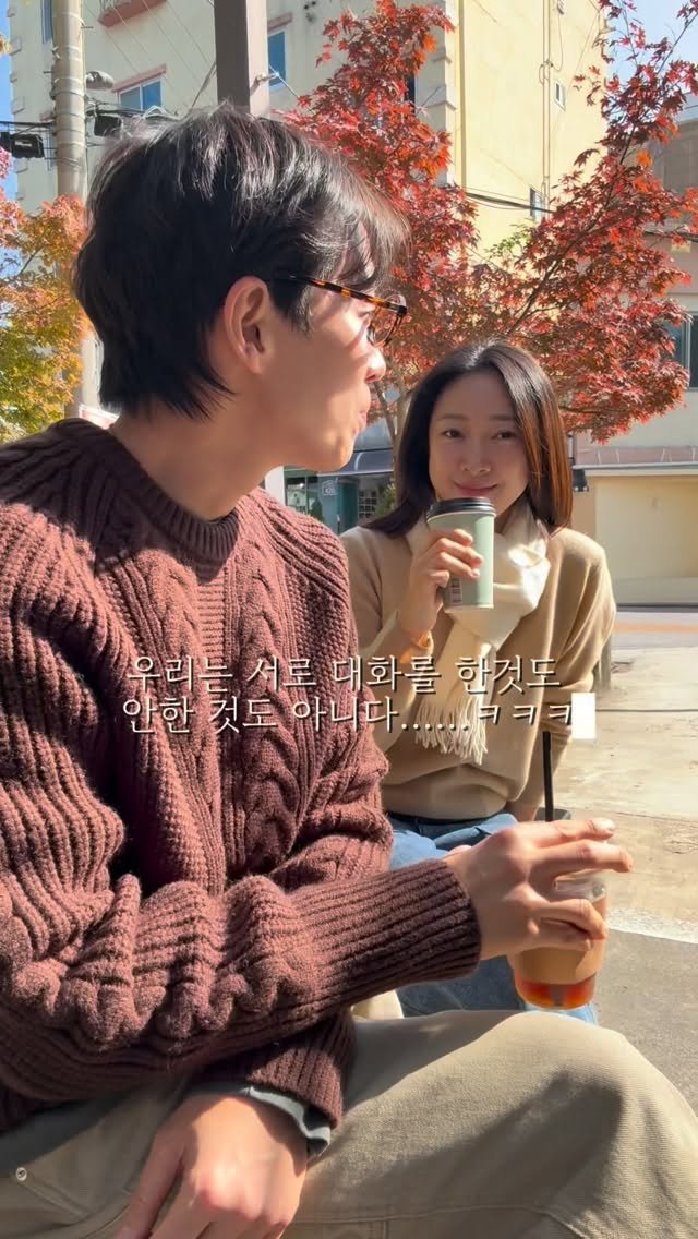 binlog88 게시물 이미지: 🙇🏻‍♀️오빠 우리 뒤에 단풍 예쁘지?? 
🙇🏻‍♂️딱히 감정도 없고 
거울보고...