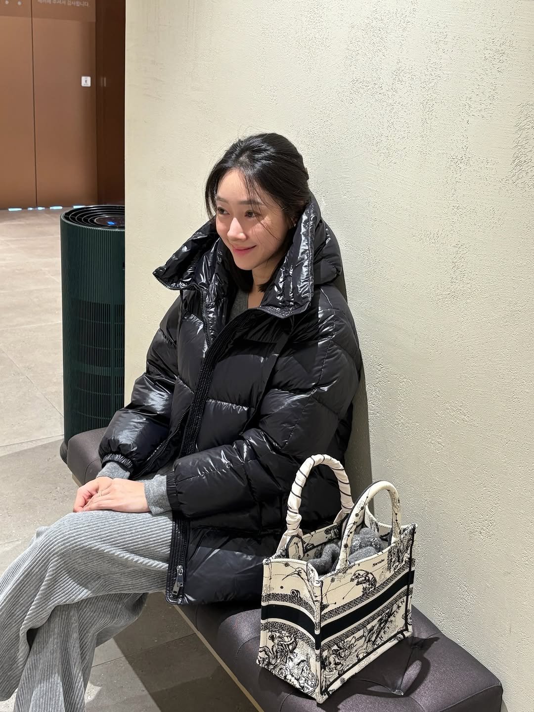 Photo by 이수빈, 빈주미 💕 on November 08, 2025. May be an image of duffle coat, overcoat, goosedown coat, jacket, fur, parka, briefcase and text.