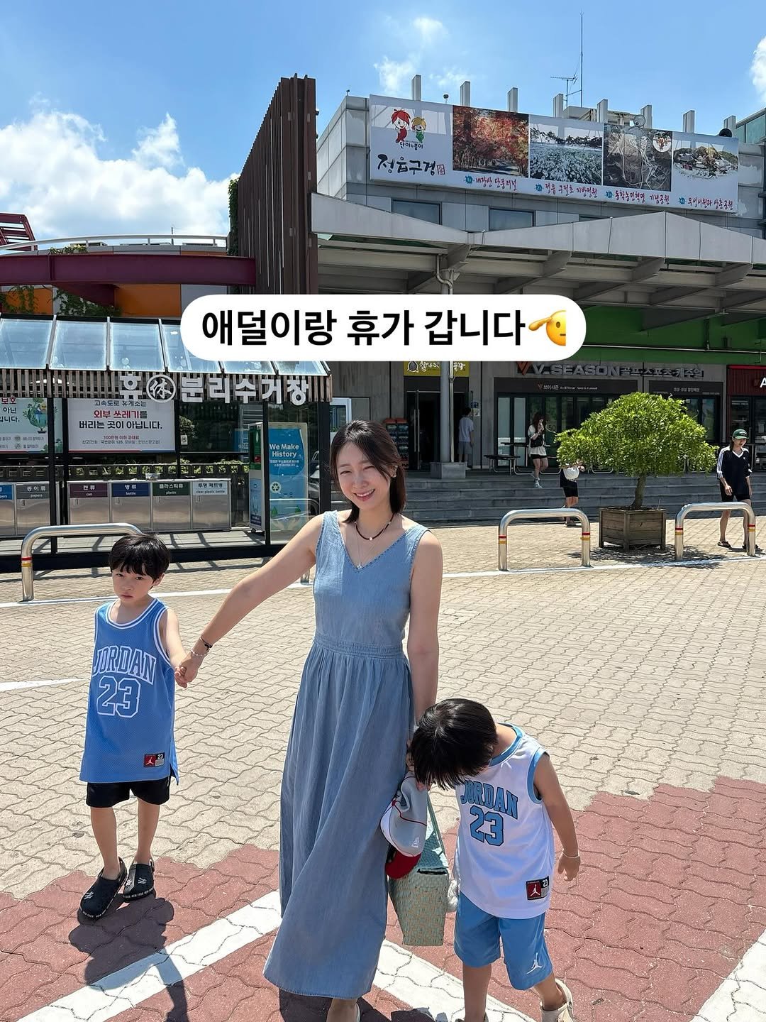 Photo by 이수빈, 빈주미 💕 on July 27, 2025. May be an image of 7 people, child, Gyeongbokgung Palace and text.