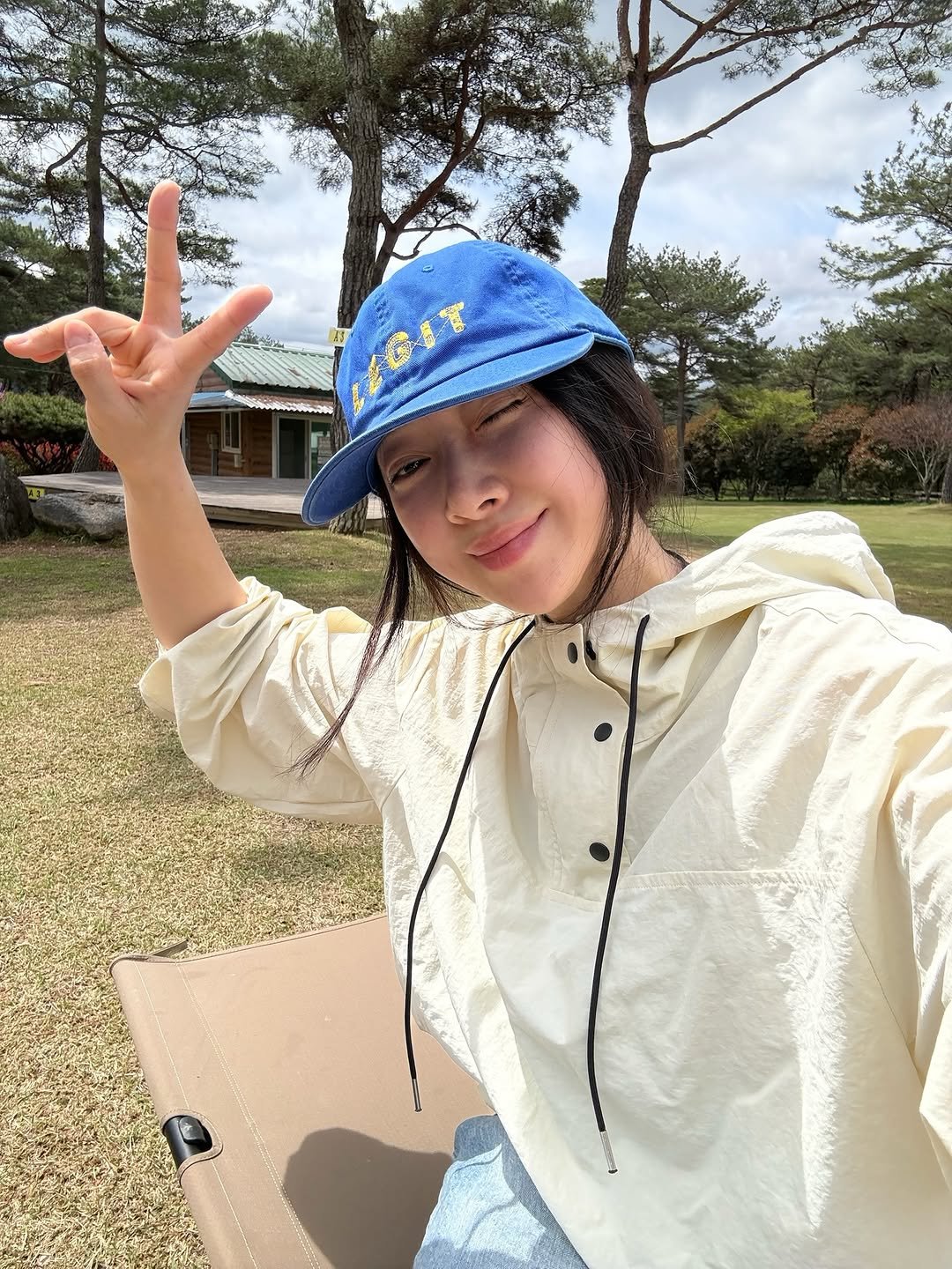 Photo by 이수빈, 빈주미 💕 on April 18, 2026. May be an image of hat, duffle coat, parka, deck chair, picnic and text.