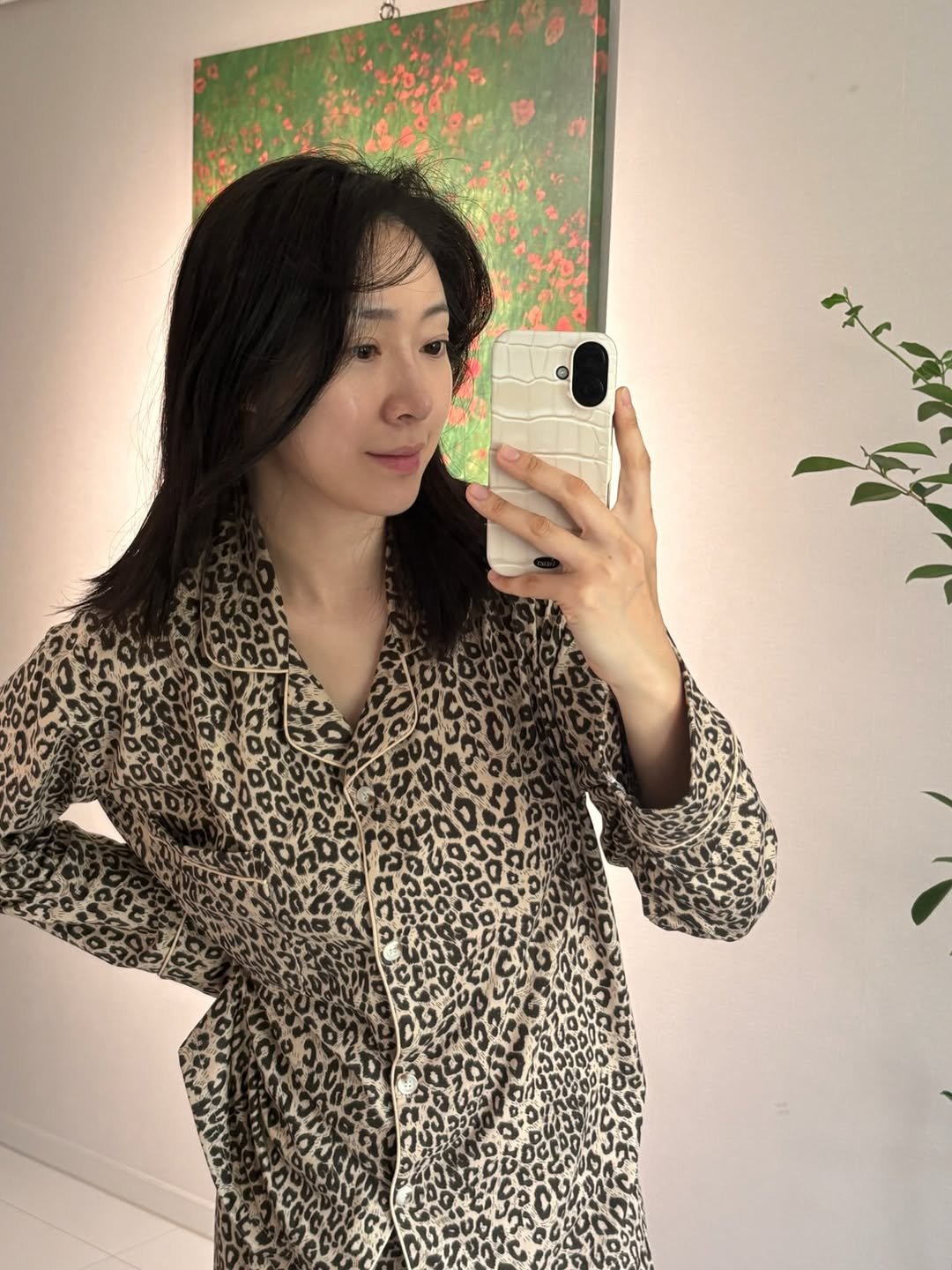 Photo by 이수빈, 빈주미 💕 on April 07, 2026. May be an image of sleepwear, bath robe, robe and text.