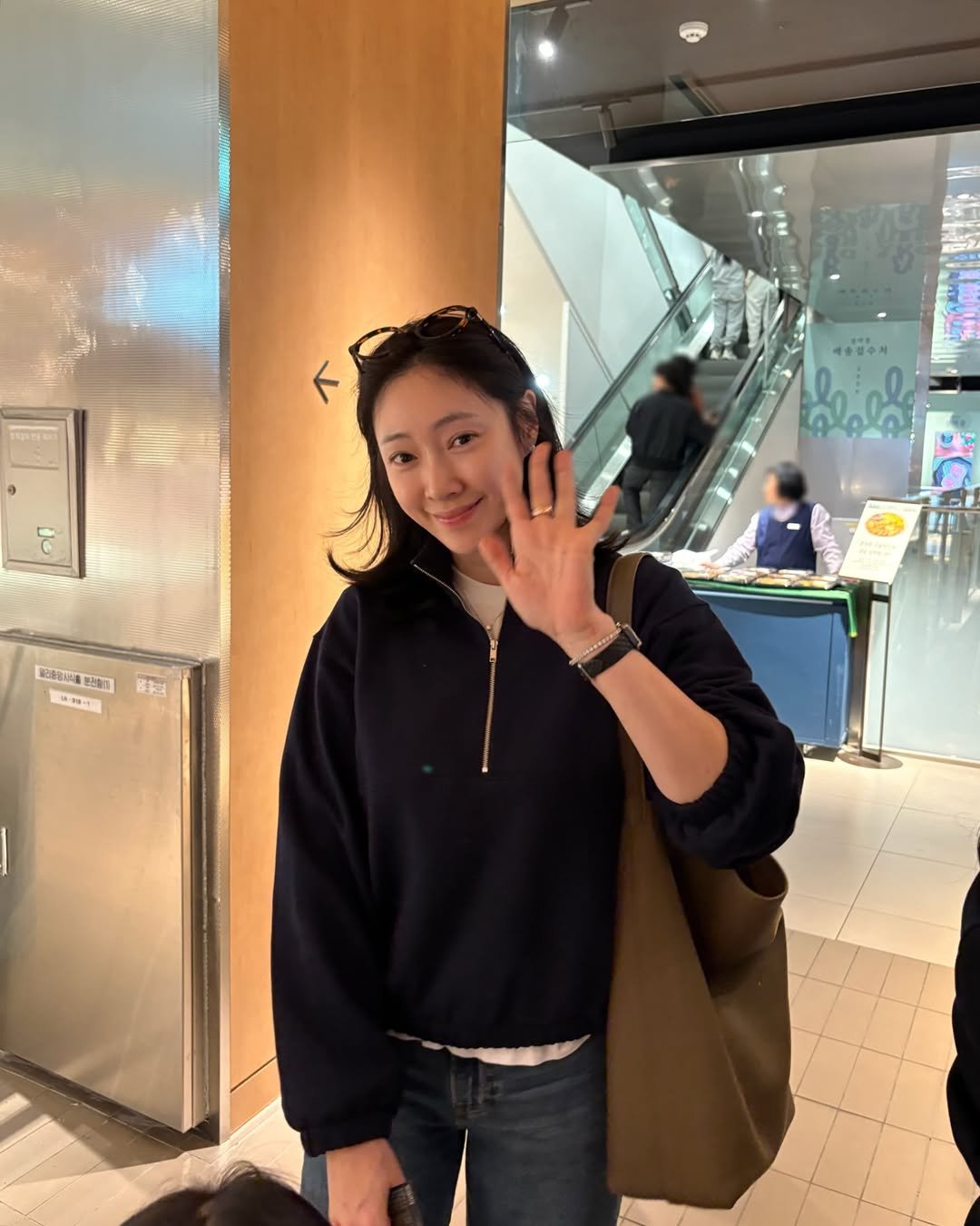 Photo by 이수빈, 빈주미 💕 on February 15, 2026. May be an image of duffle coat, parka, cornflower and text.