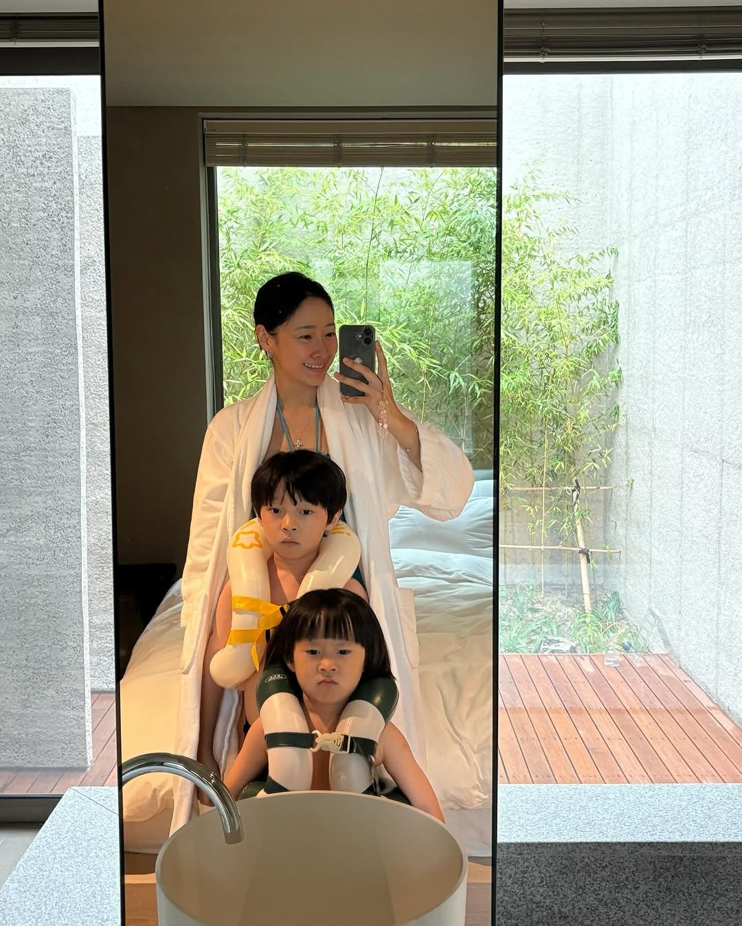 Photo by 이수빈, 빈주미 💕 on August 10, 2025. May be an image of 2 people, bath robe, robe, wash basin, bathtub, shower and text.
