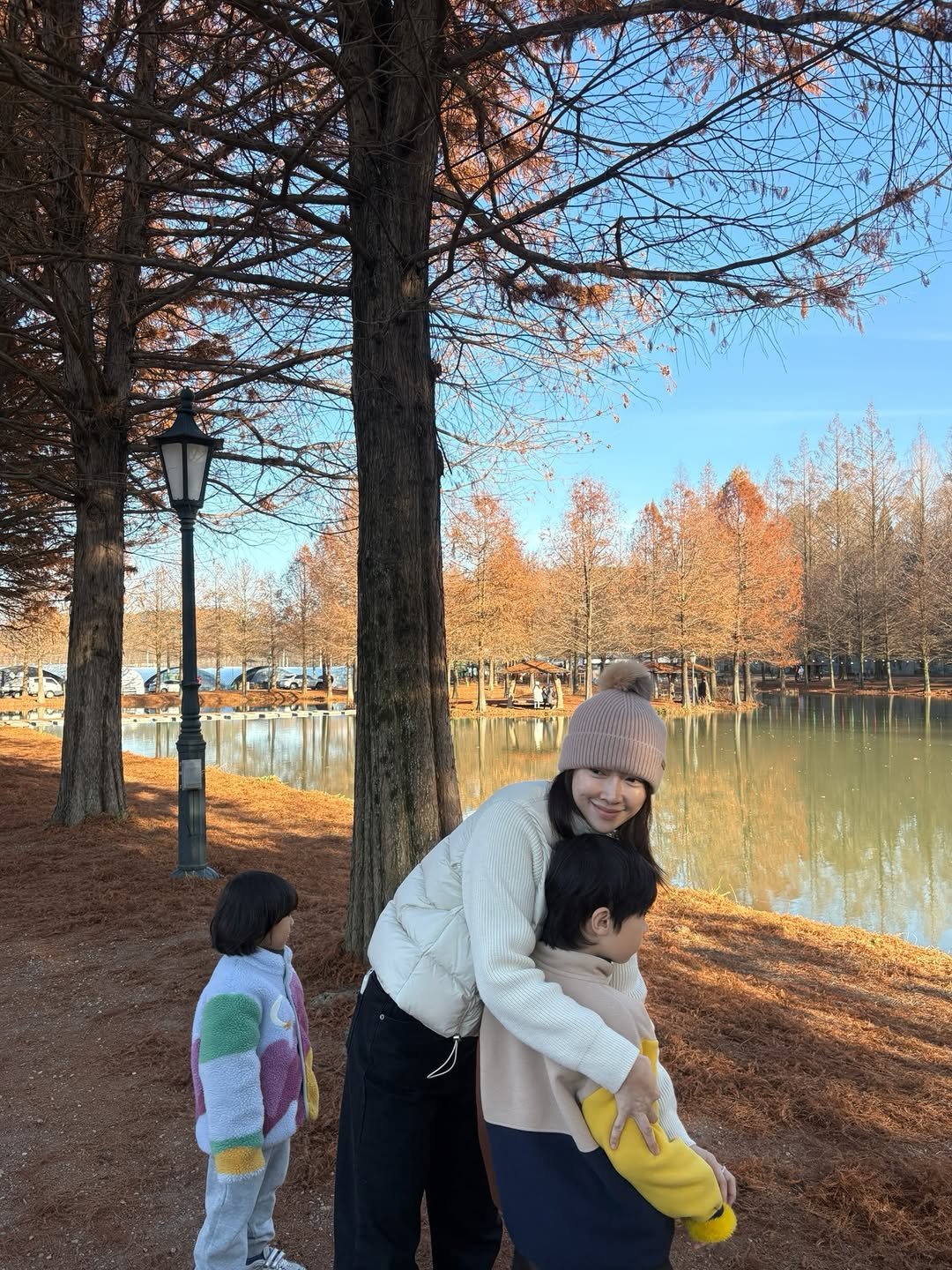 Photo by 이수빈, 빈주미 💕 on December 21, 2025. May be an image of child, park and text.