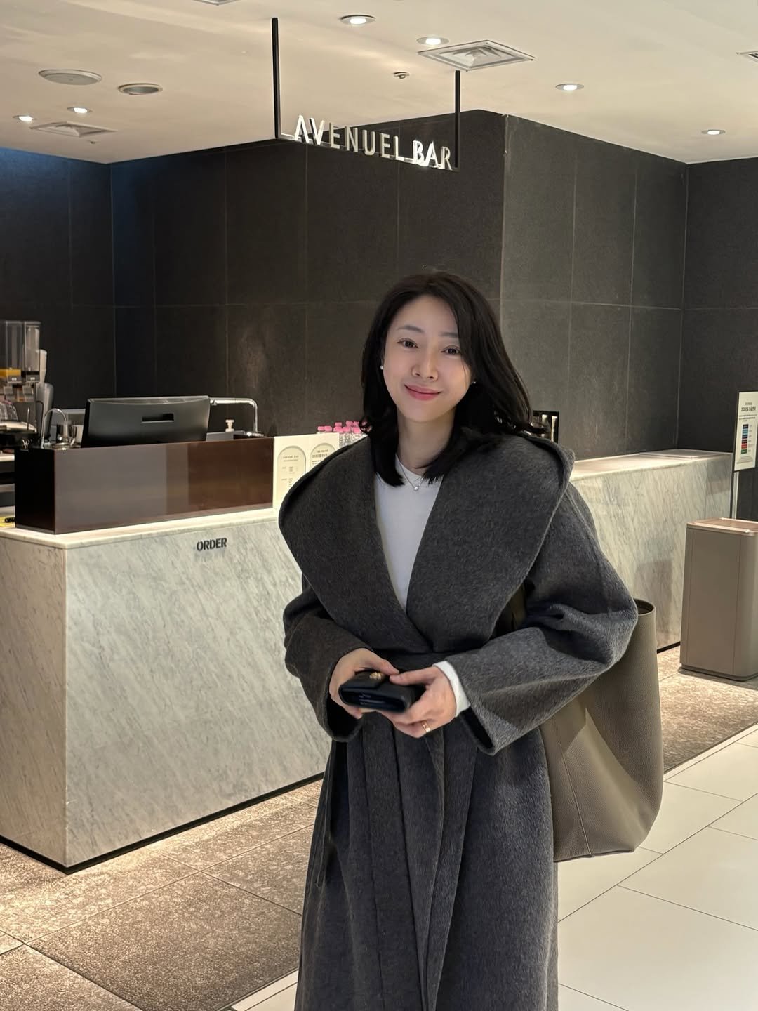 Photo by 이수빈, 빈주미 💕 on February 05, 2026. May be an image of duffle coat, sable coat, overcoat, robe, bath robe and text.