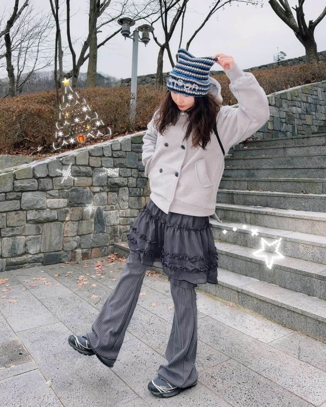 Photo by 현뱌 on December 30, 2025. May be an image of duffle coat, beret, sweatpants, parka and text.