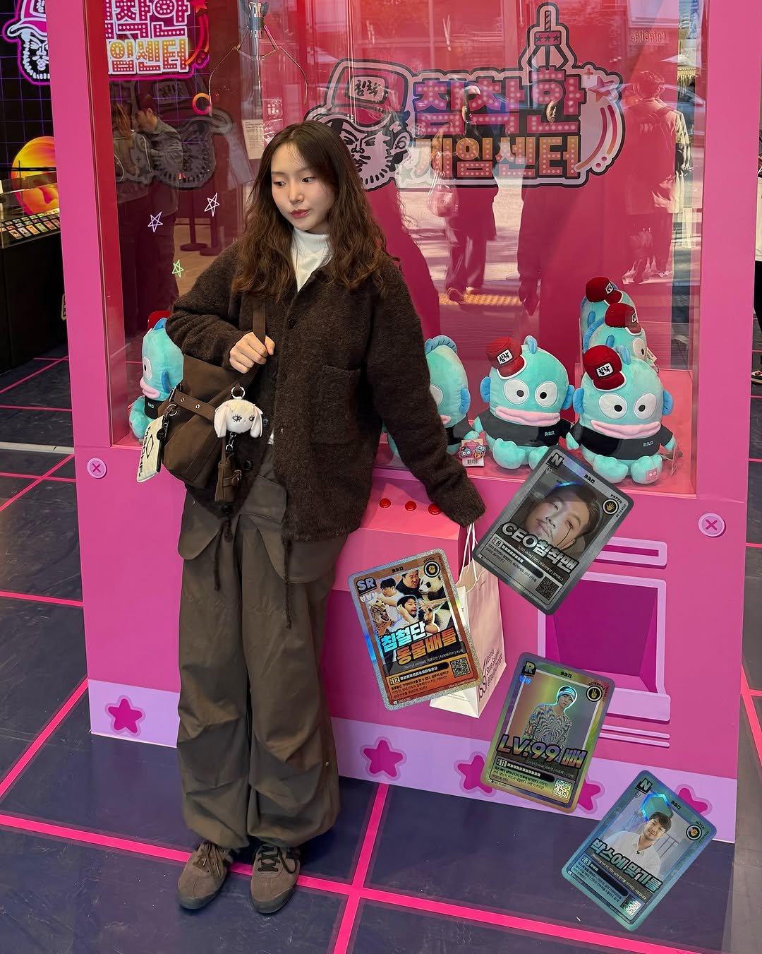Photo shared by 현뱌 on November 05, 2025 tagging @chimchakman_official. May be an image of duffle coat, parka, vending machine and text.