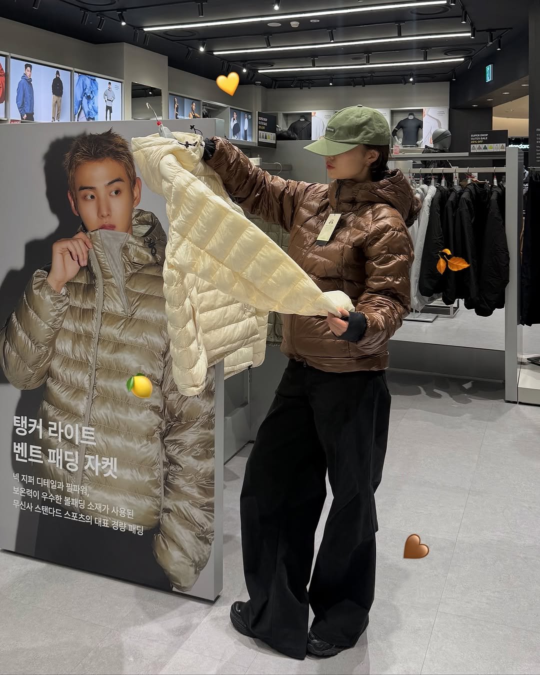 Photo shared by 현뱌 on October 28, 2025 tagging @musinsa.official, and @musinsa_standard_sports. May be an image of duffle coat, overcoat, goosedown coat, parka, lego, raincoat and text.