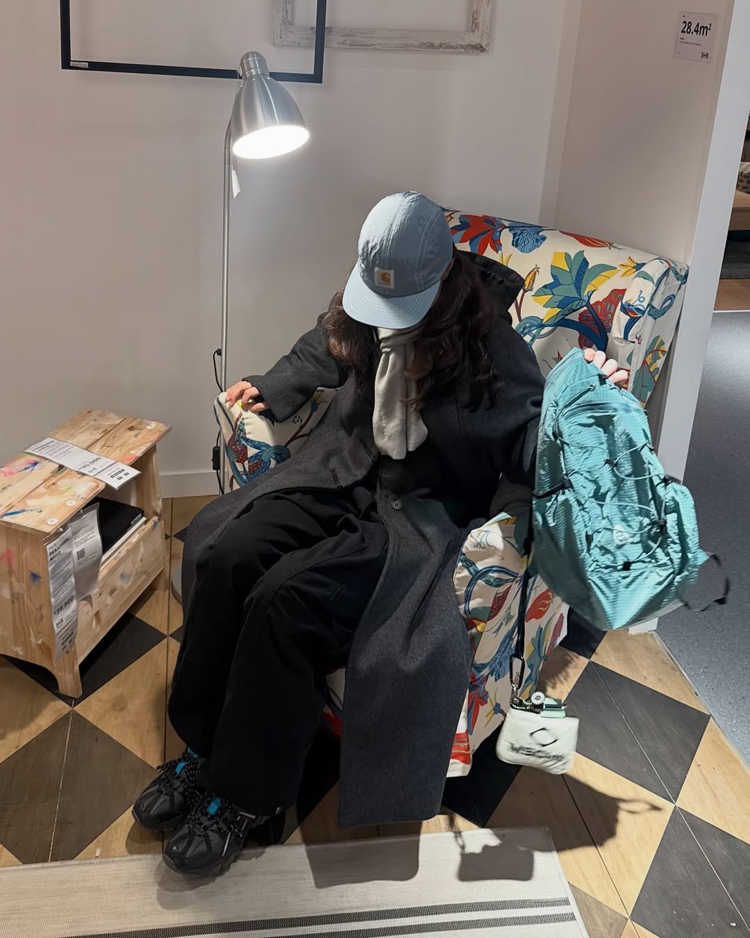 Photo by 현뱌 on November 28, 2025. May be an image of duffle coat, overcoat, lego, bowler hat, beanbag chair and text.