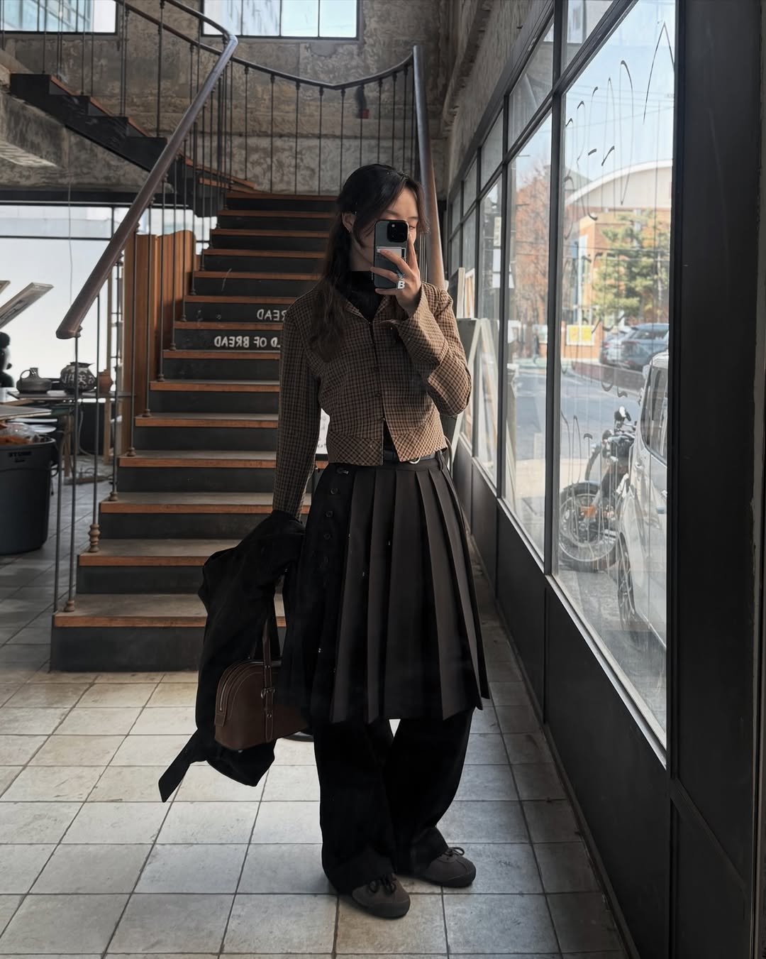 Photo by 현뱌 on March 27, 2026. May be an image of duffle coat, overcoat, turtleneck, kilt, miniskirt and text.