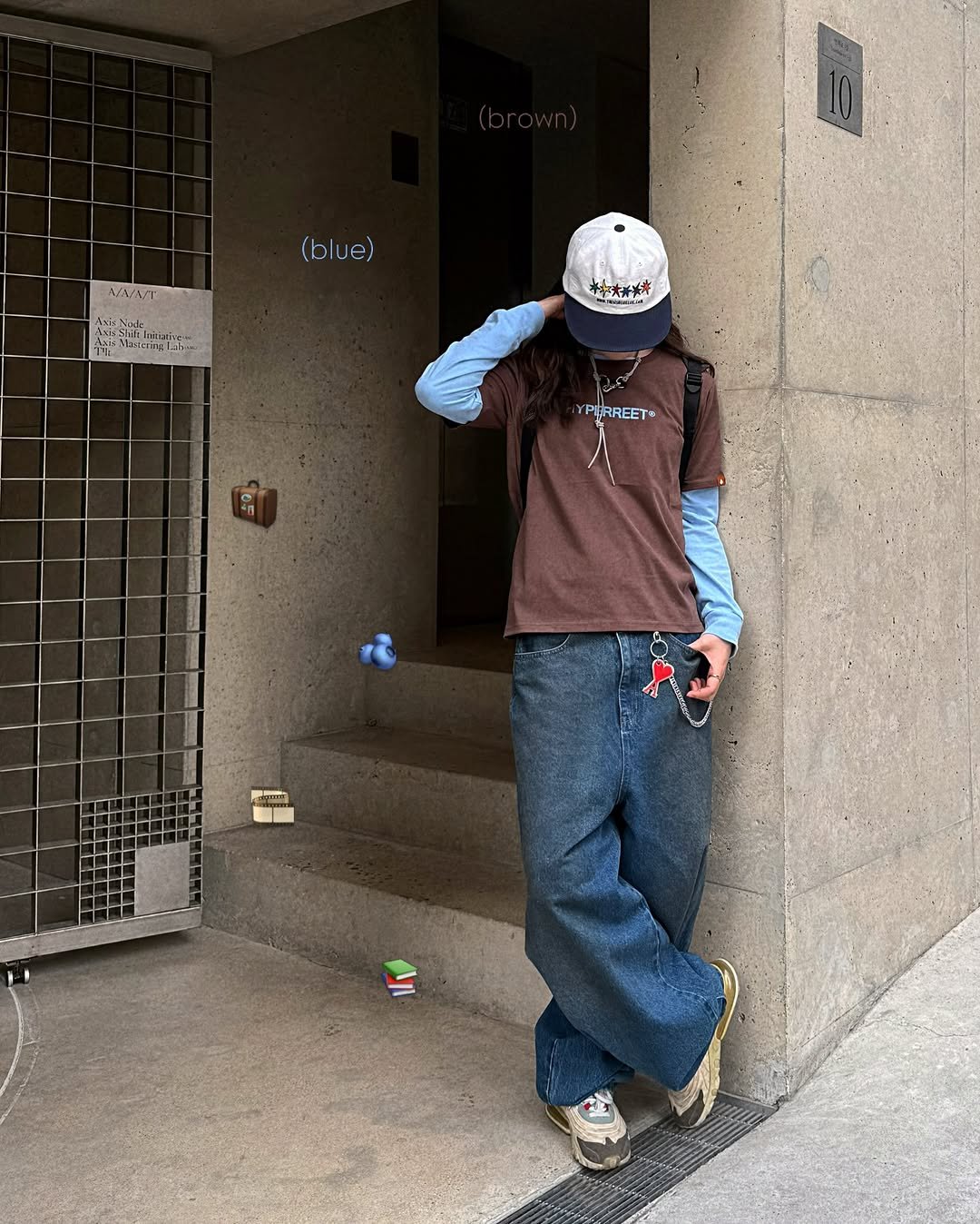 Photo by 현뱌 on April 08, 2026. May be an image of duffle coat, sweatpants and text that says 'WAAT (blue) ue) -mlas: Siznin 林茶率 ሐዲ YPURREET'.