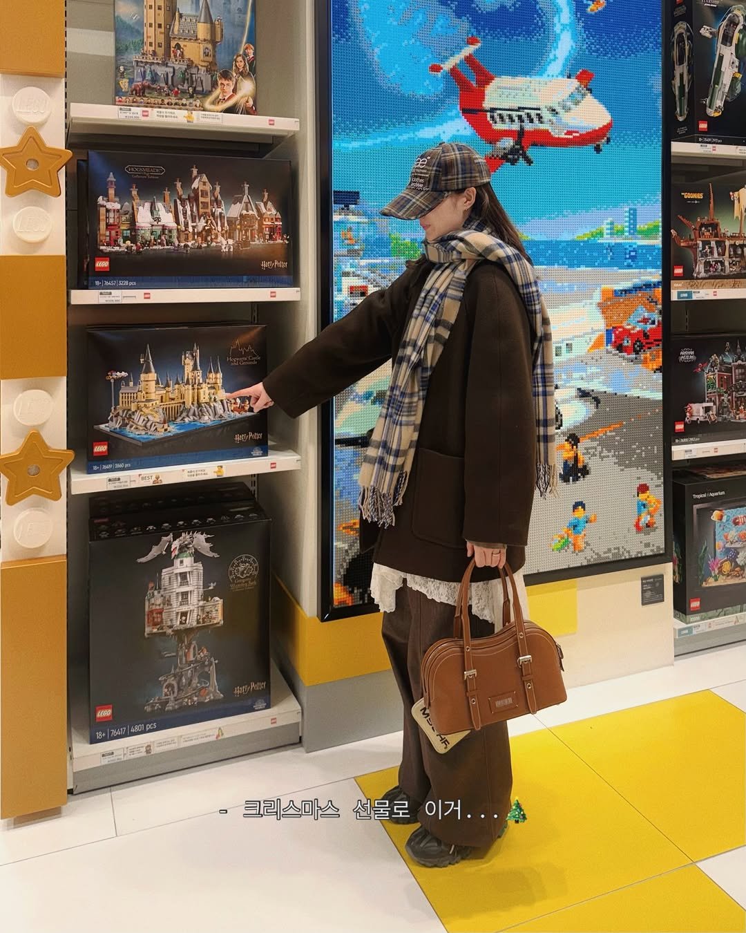 Photo by 현뱌 on November 29, 2025. May be an image of duffle coat, lego, sling and text.